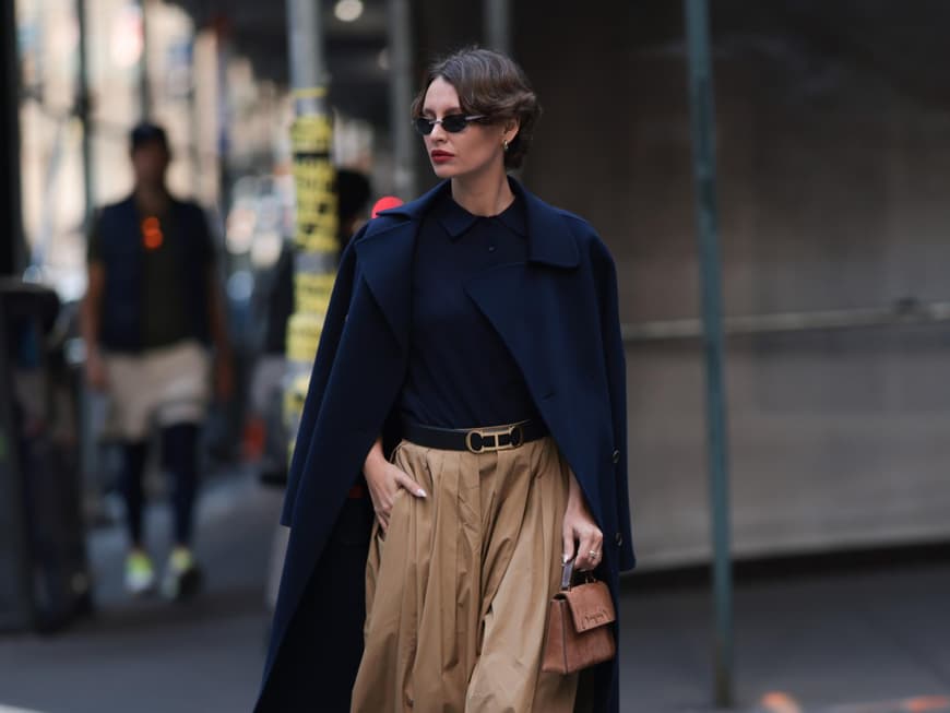Die neuen Birkenstock-Boots sind das Must-have im Herbst Frau in Herbst-Outfit