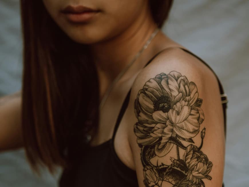 Frau mit Tattoo Frau mit Tattoo