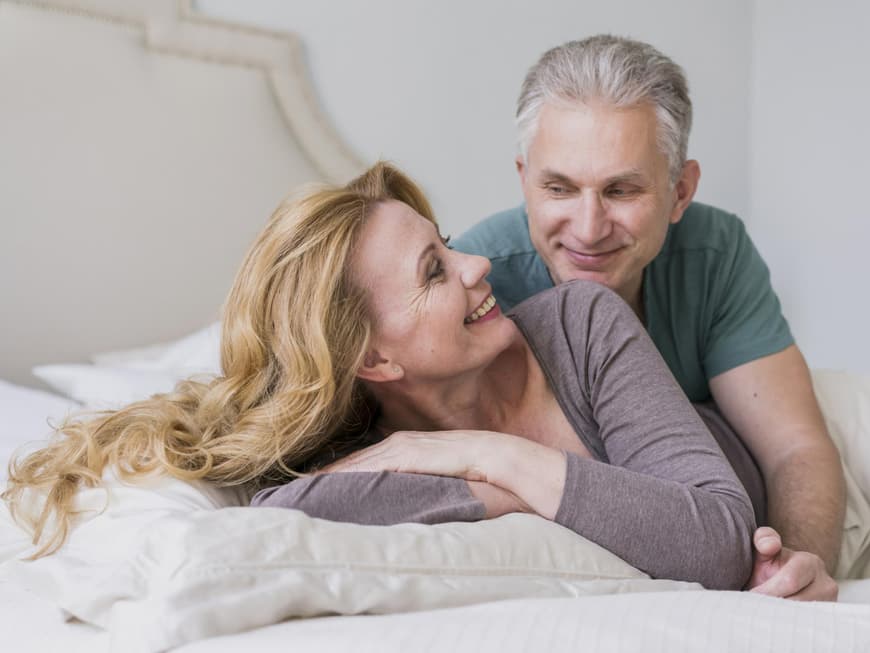 Älteres Pärchen im Bett