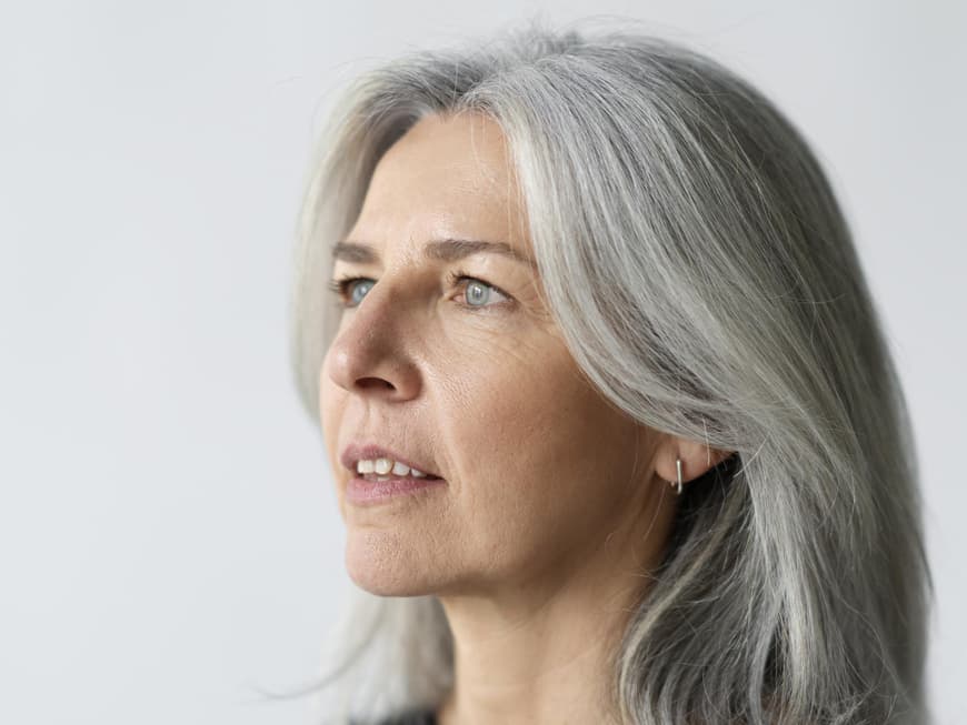Frau mit grauen Haaren