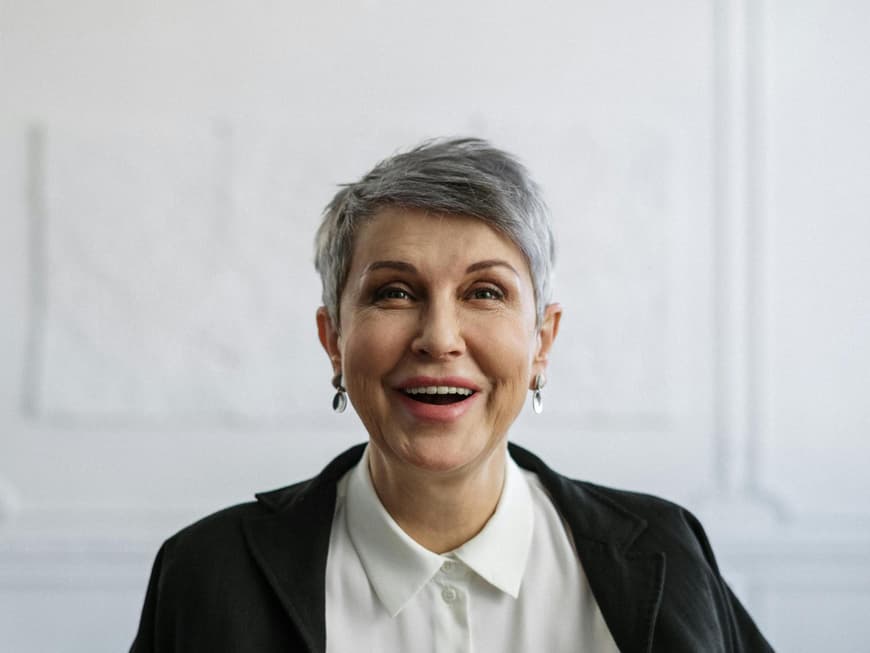 Frau mit grauen Haaren