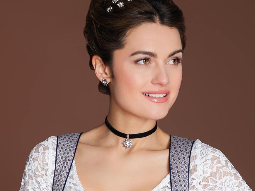 Frau mit Trachten-Haarschmuck