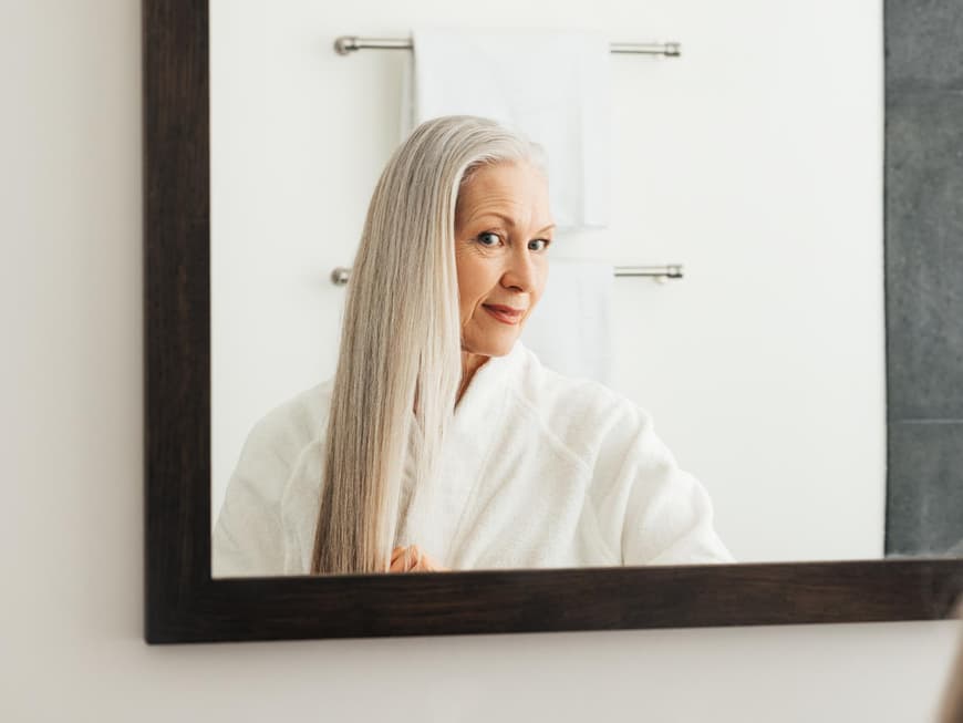 Frau mit langen grauen Haaren