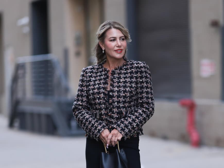 Rote Lippen sind im Herbst besonders angesagt. Frau mit Boucléjacke und roten Lippen
