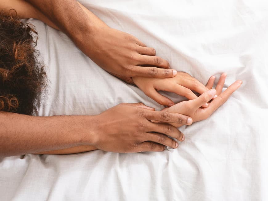 Welche Sternzeichen im Bett zusammenpassen, liest du hier. Mann und Frau zusammen im Bett
