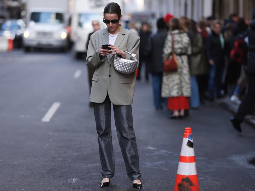 Coated Jeans sind der Denim-Trend im Herbst Frau in Coated Jeans