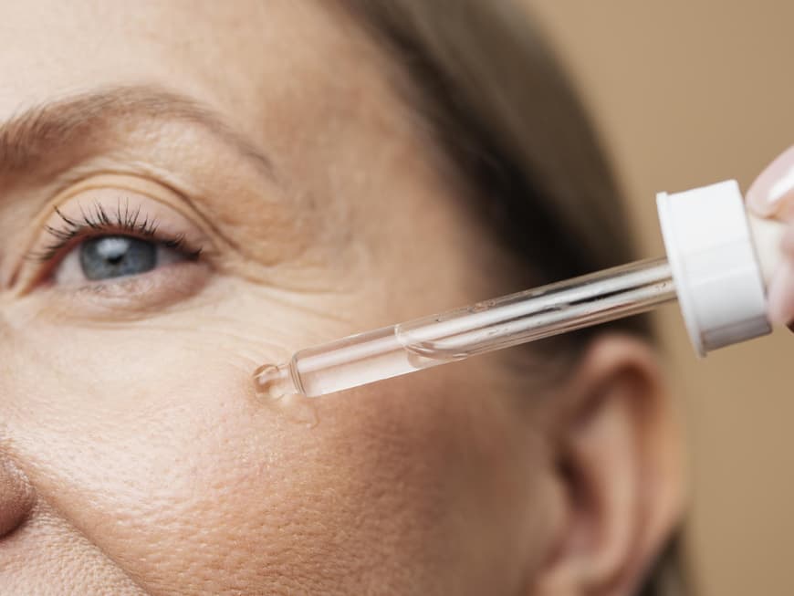 Ectoin ist der Wunder-Wirkstoff für pralle, starke Haut. Frau trägt Serum auf