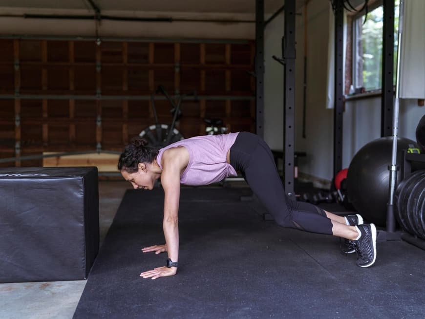 Frau macht Burpee Box Jumps