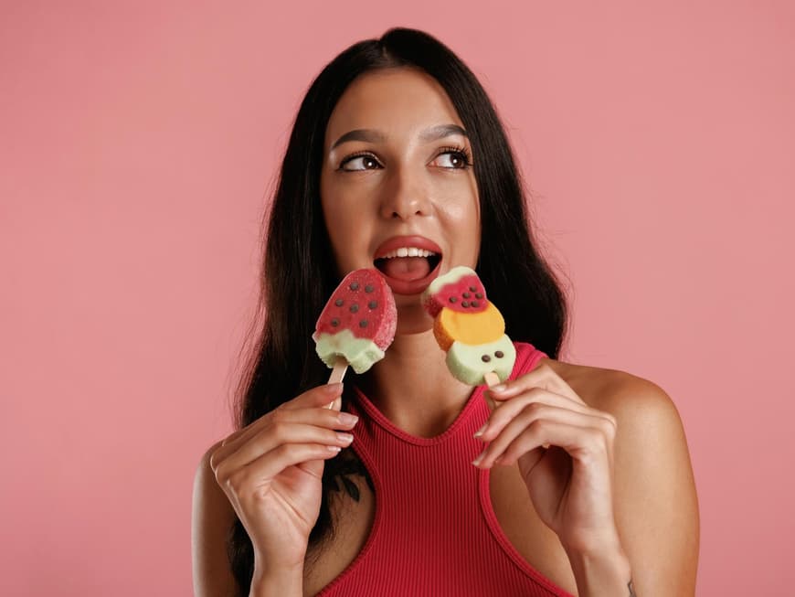 Gagging ist eine gewagte Sexpraktik. Frau mit Stieleis