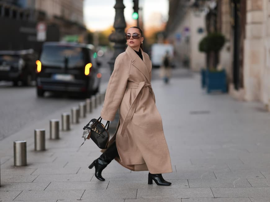 Karree-Boots sind der Herbsttrend 2024 Frau trägt eckige Boots