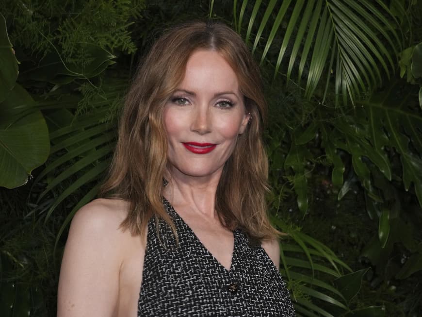 Wie natürlich rotes Rouge aussehen kann, beweist Leslie Mann. Leslie Mann trägt rotes Rouge und roten Lippenstift.