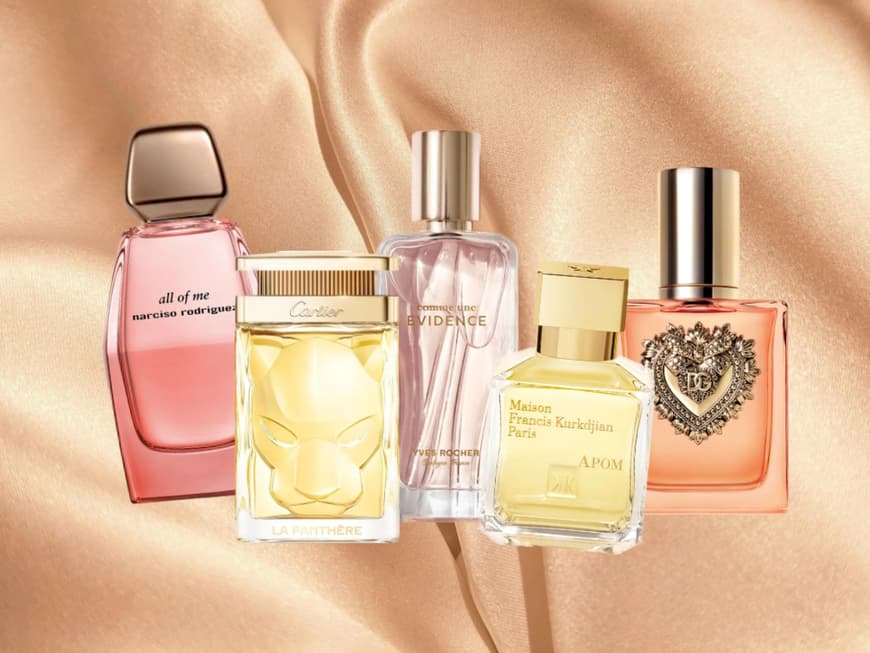 Verschiedene Parfums auf einem seidigen Hintergrund