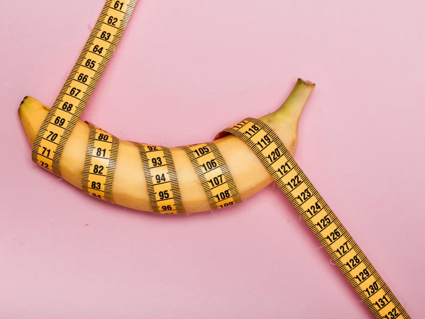 Wie wichtig ist die Penisgröße beim Sex? Laut Frauen in einer Umfrage gar nicht besonders. Banane mit Maßband