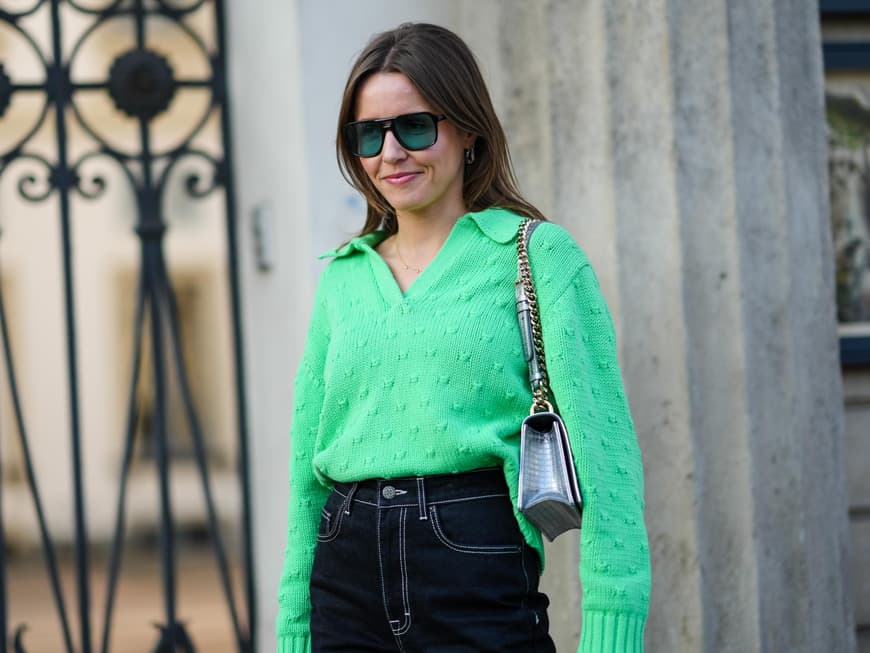Frau in Preppy Pullover