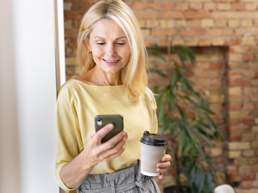 Mit welchen Nachrichten du dich interessant machst, erfährst du hier. Frau schreibt am Handy