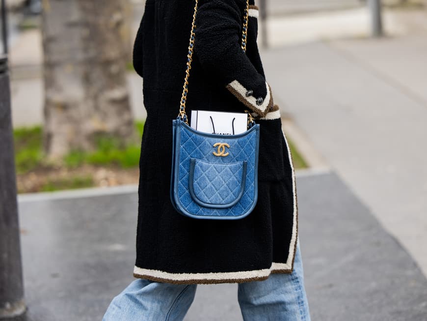 Denim Bags sind der Handtaschen-Trend für 2025. Frau mit Denim Handtasche