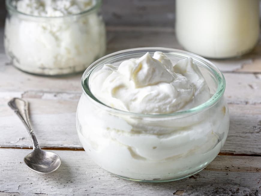 Jeden Tag Quark essen, kann sich auf den Körper auswirken. Glasschale mit Quark