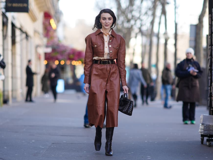 Frau in Leder-Culotte