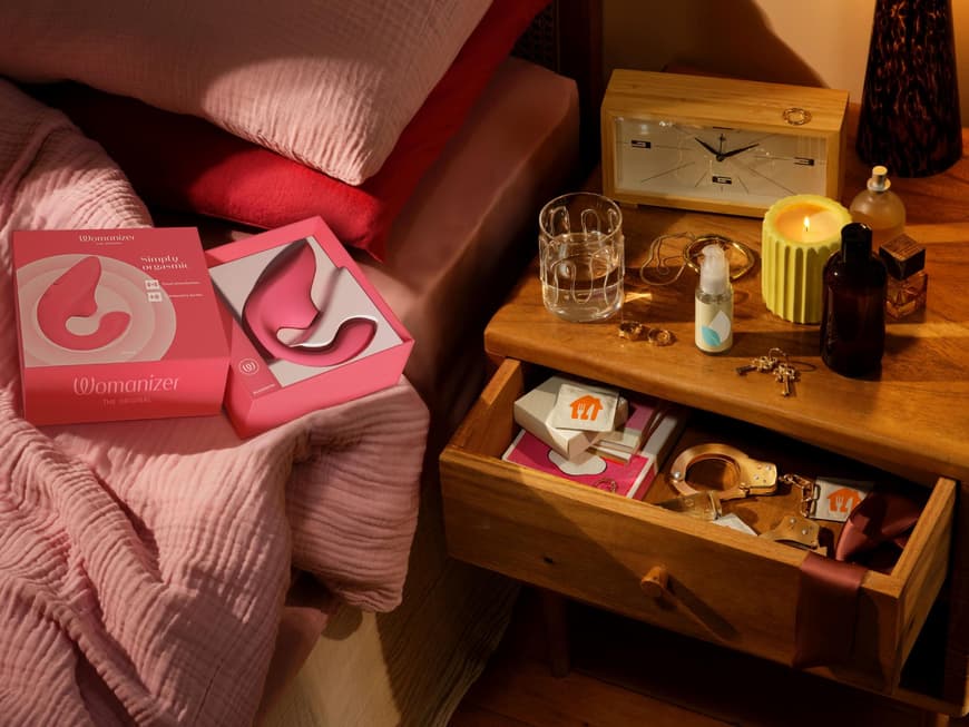 Schlafzimmer mit Vibrator und Kondom