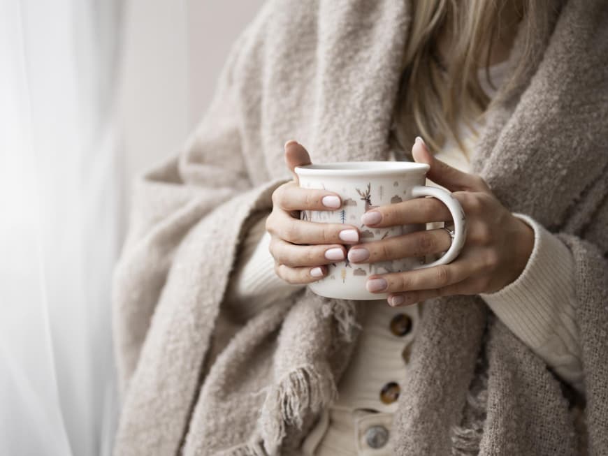 Frau hält Tasse