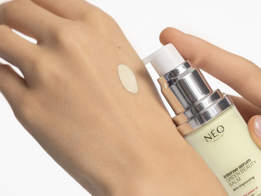 Neo Make-up vereint in seiner neuen Linie Make-up und Skincare. Intense Serum von Neo Make-up auf dem Handrücken.