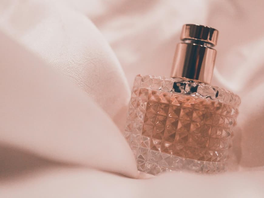 Parfum Flakon auf einem Tuch als Hintergrund