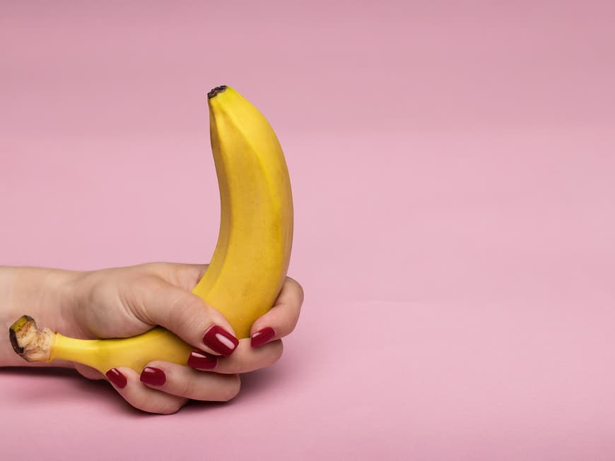 Weibliche Hand hält Banane