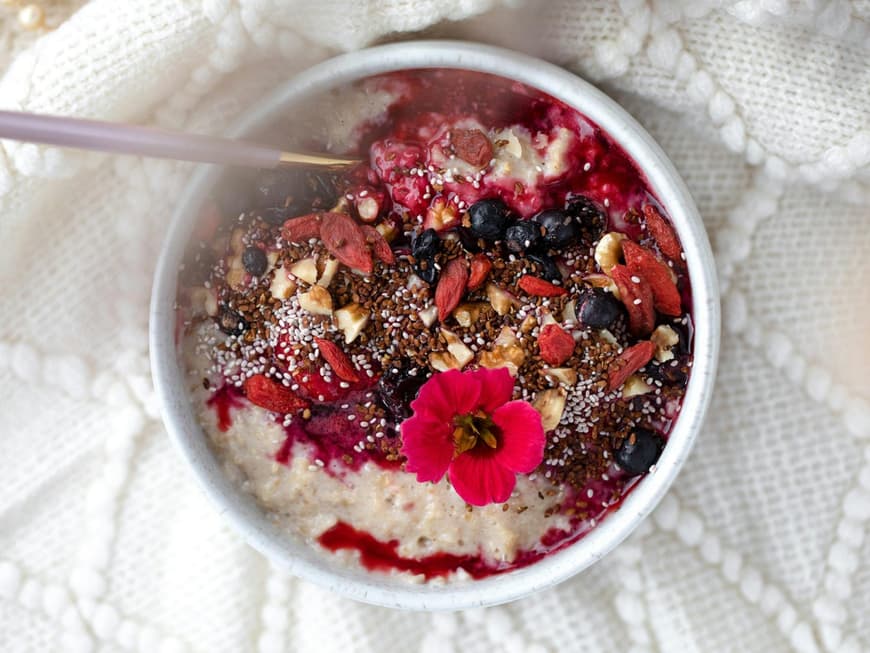 Porridge in einer Schüssel mit verschiedenen bunten Toppings.