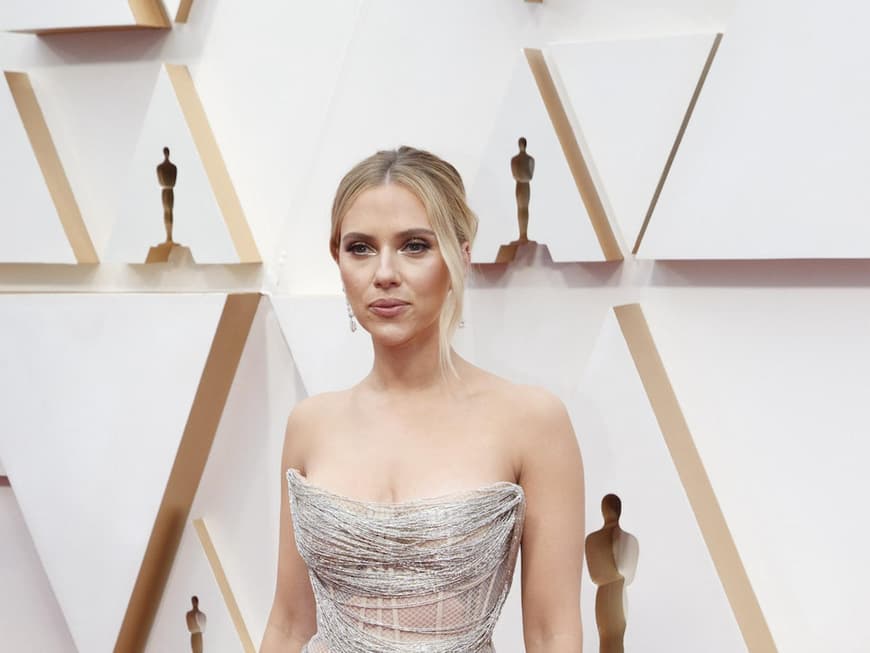 Scarlett Johansson auf dem roten Teppich in einem silbernen Kleid.