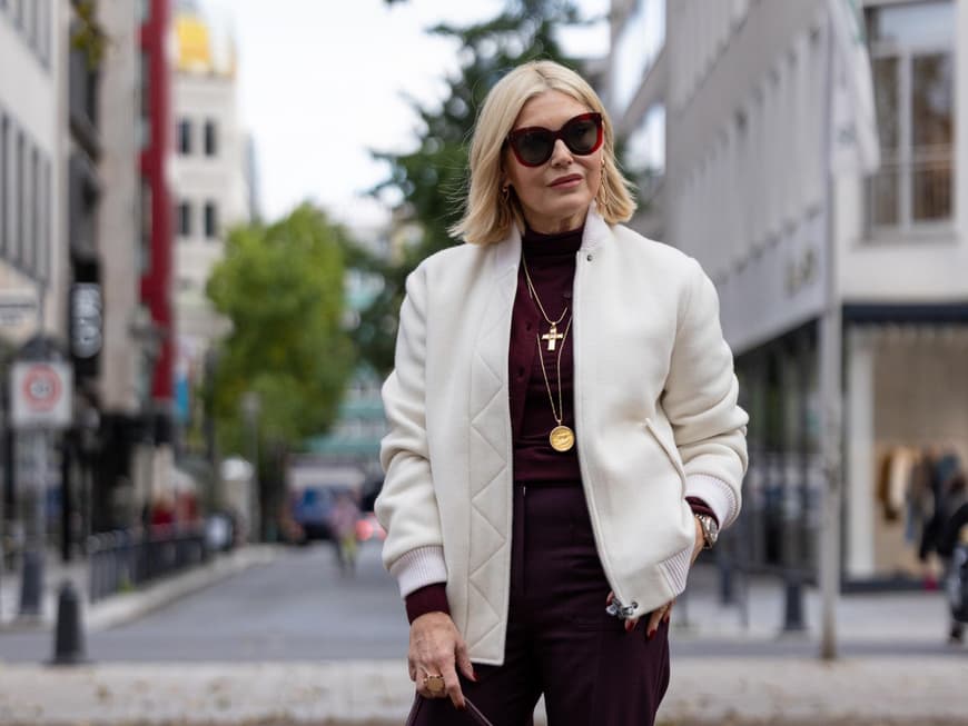 Welche Trend-Farbe deine Adidas Sambas im Herbst haben sollten, liest du hier. Frau in Herbst-Outfit