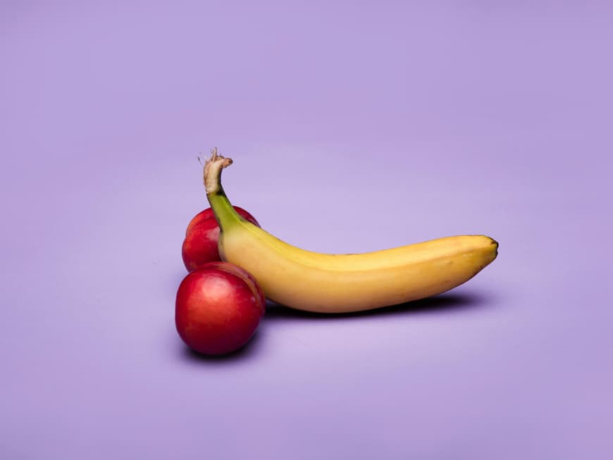 Was hinter der Sexpraktik Teebeuteln steckt, erfährst du hier. Banane als Penis mit Pflaumen als Hoden