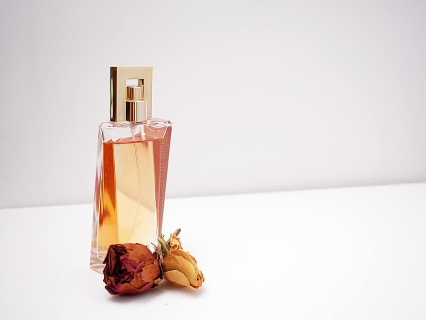 Parfum mit einem getrockneten Rosenkopf