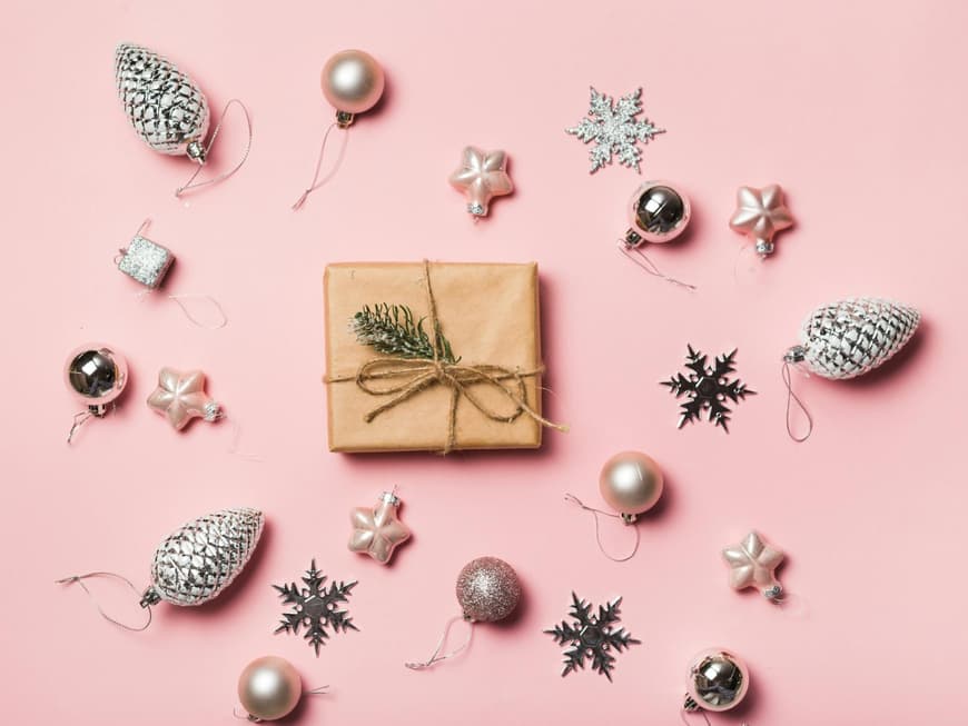 Geschenk mit Weihnachtsbaumschmuck drum herum