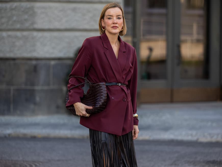 Cherry Vibes ist die Trendfarbe für 2025. Frau trägt dunkelroten Blazer.