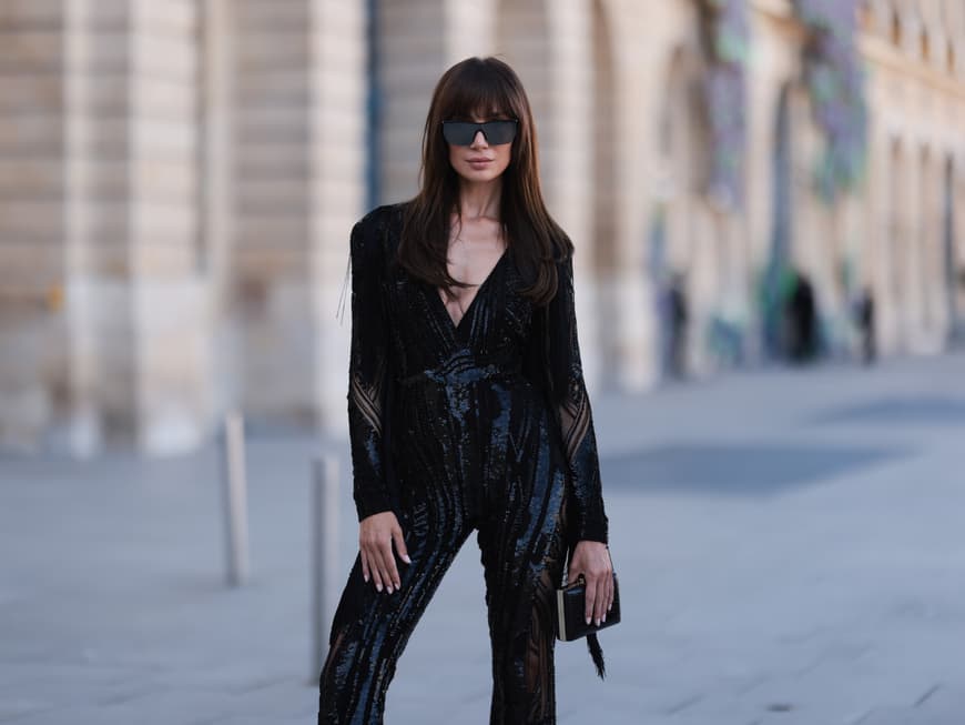 Frau in schwarzem Jumpsuit