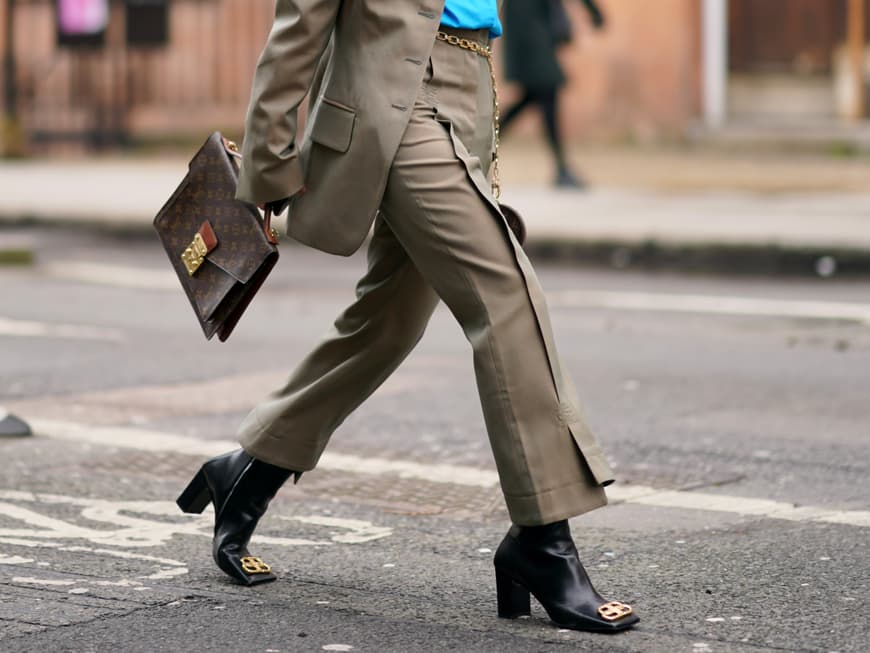 Welche Stiefel-Trends 2025 auf dich zukommen, erfährst du hier. Frau trägt Karree-Boots.