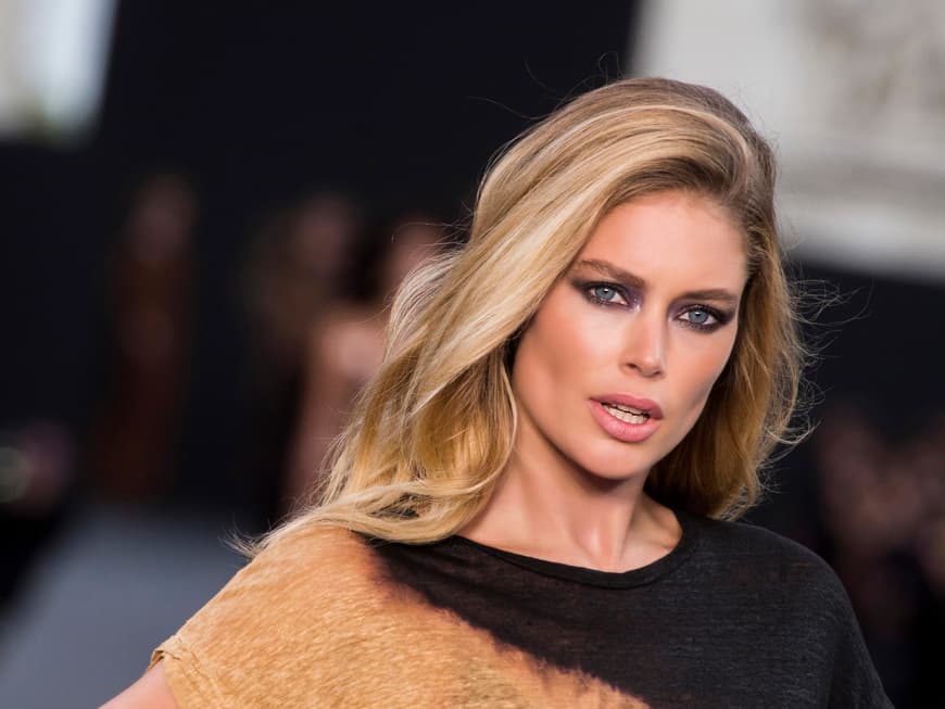 Model mit langen Haaren