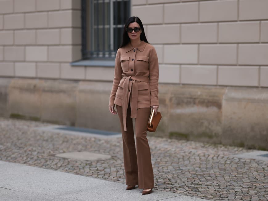 Die Pantone Farbe des Jahres 2025 ist ein hellbraunes Mocha Mousse. Frau in hellbraunem Ton-in-Ton-Outfit