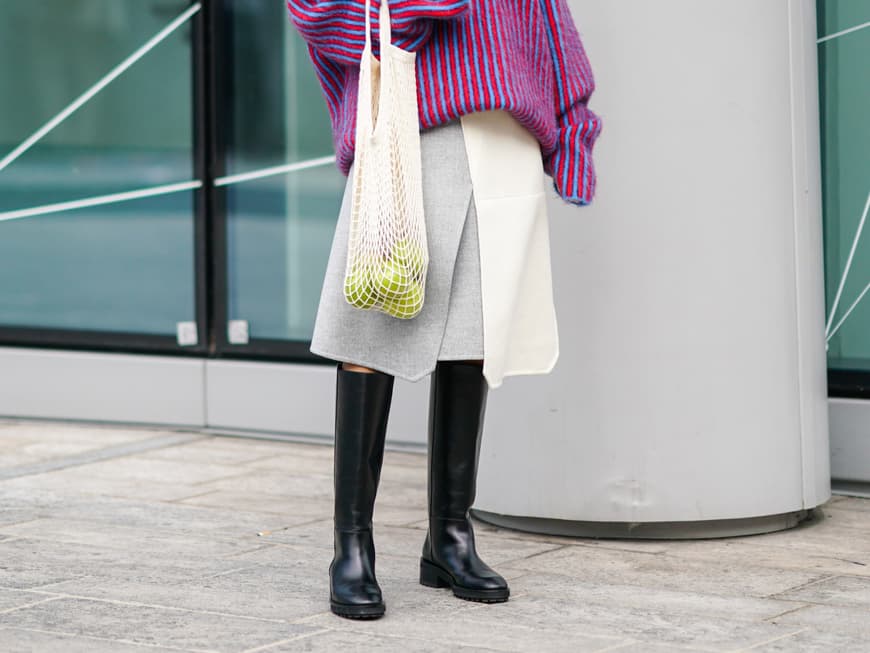 Welche Stiefel-Trends 2025 auf dich zukommen, erfährst du hier. Frau trägt Riding Boots