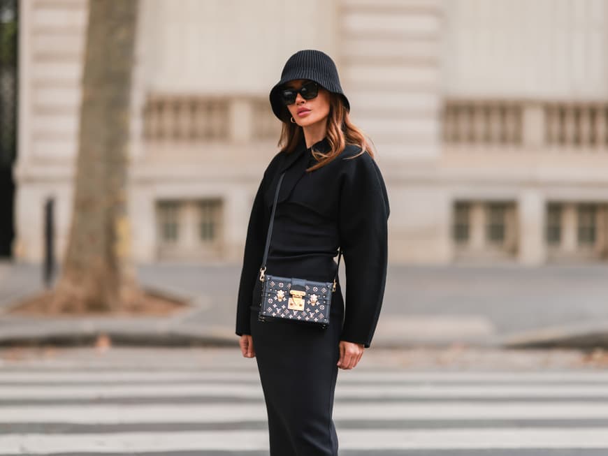 Frau trägt schwarzes Kleid