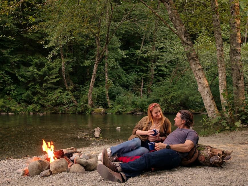 Mel und Jack in Virgin River sitzen am See am Lagerfeuer