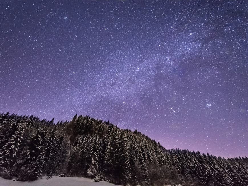 Sternenhimmel mit Schneelandschaft