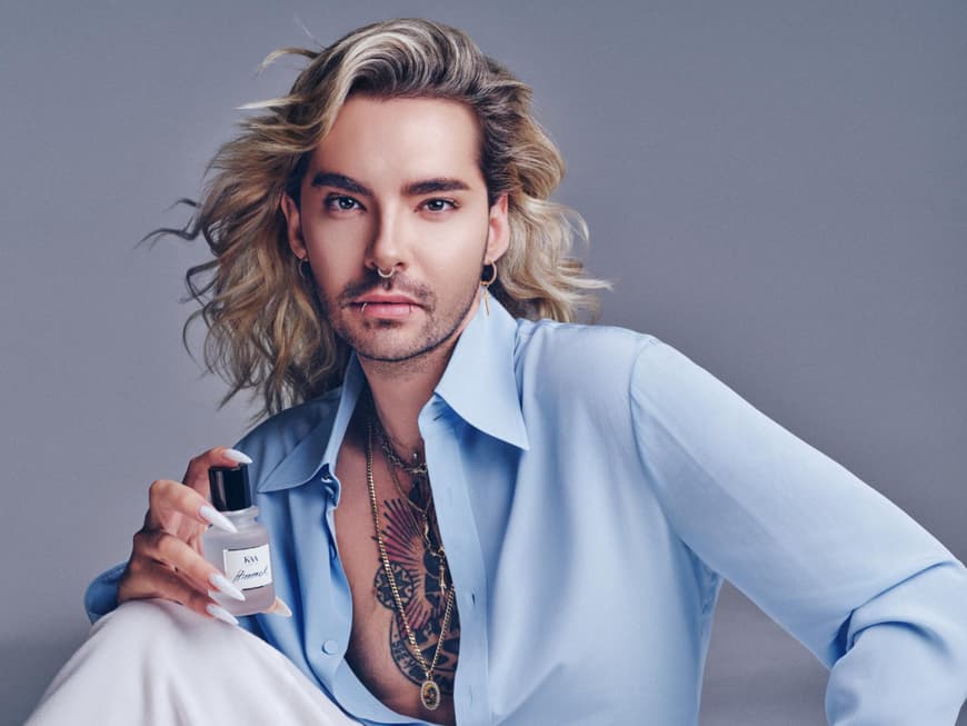 Bill Kaulitz mit seinem Parfum Himmel in der Hand.