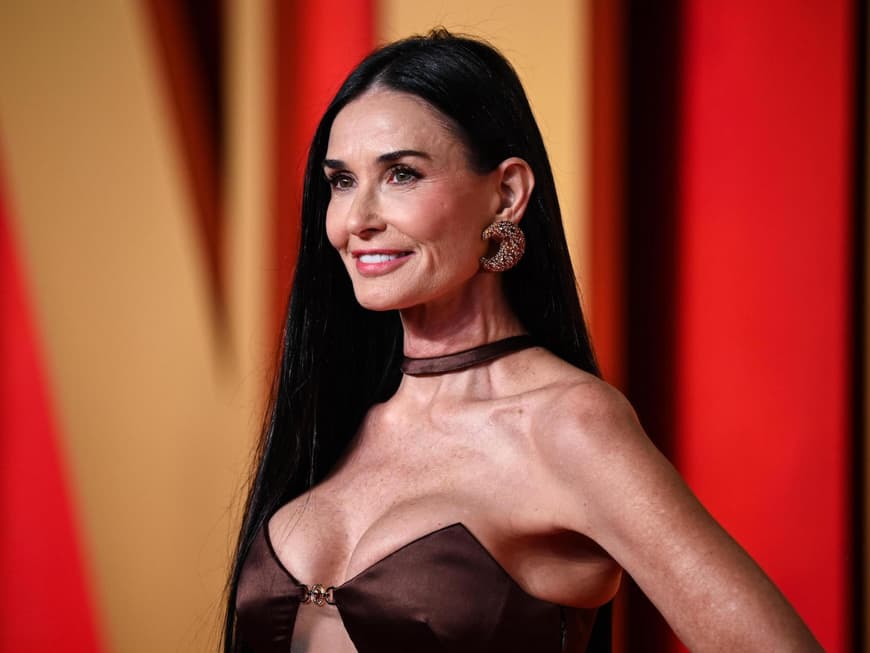 Demi Moore ist für die Oscars nominiert. Demi Moore auf dem roten Teppich mit großen Ohrringen.