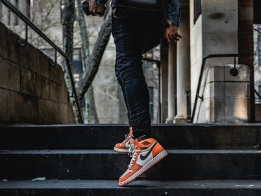 Ein Mann mit Sneakern von Nike