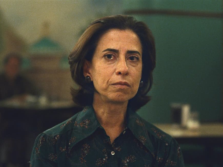 Fernanda Torres spielt die Hauptrolle in "I'm Still Here". Fernanda Torres im Film "I'm Still Here".