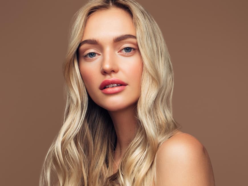 Junge Frau mit blonden Haaren