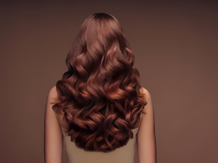 Frau mit braunen gewellten Haaren