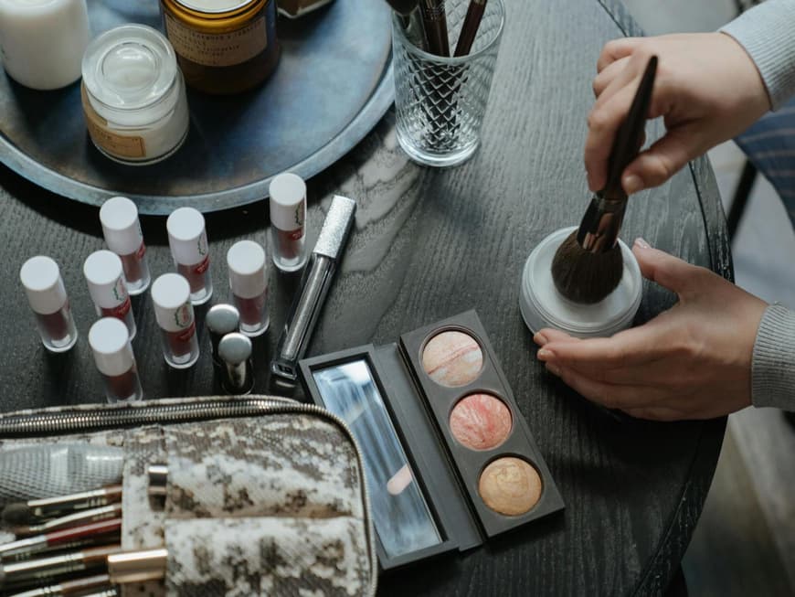 Verschiedenes Make-up auf einem dunklen Holztisch.