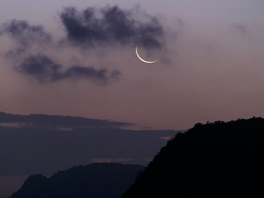 Neumond am Himmel